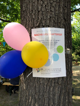 Plakat mit Luftballons